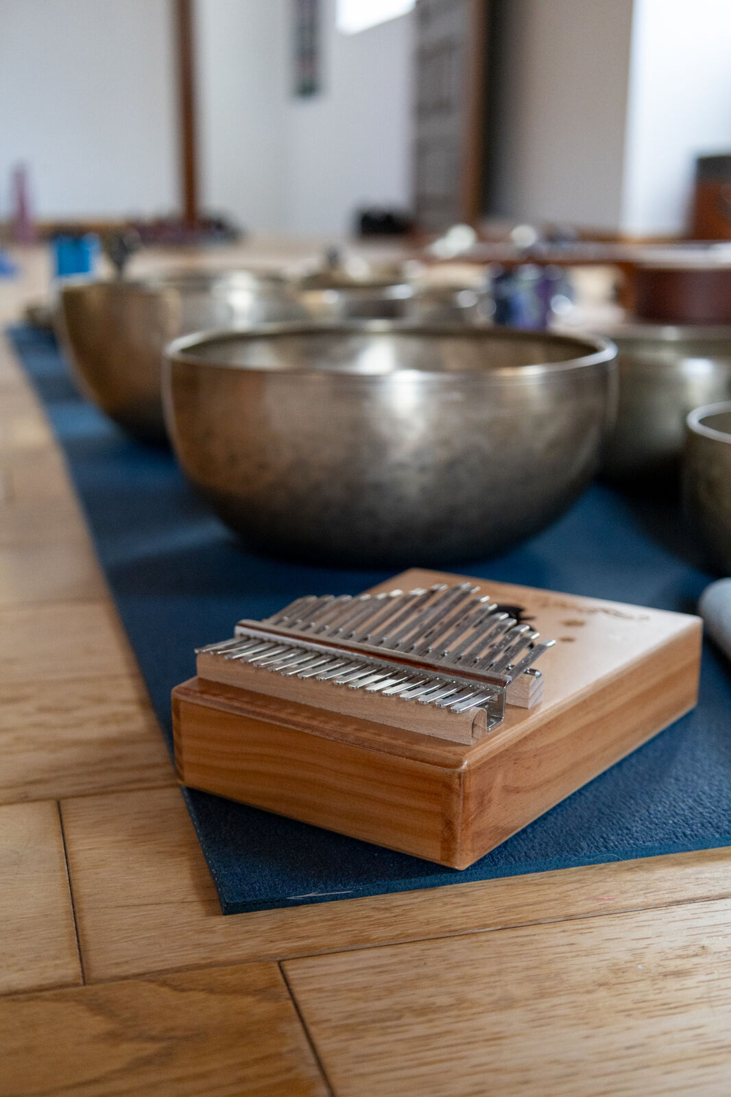 Cuencos y kalimba dispuestos para una sesión de sonido