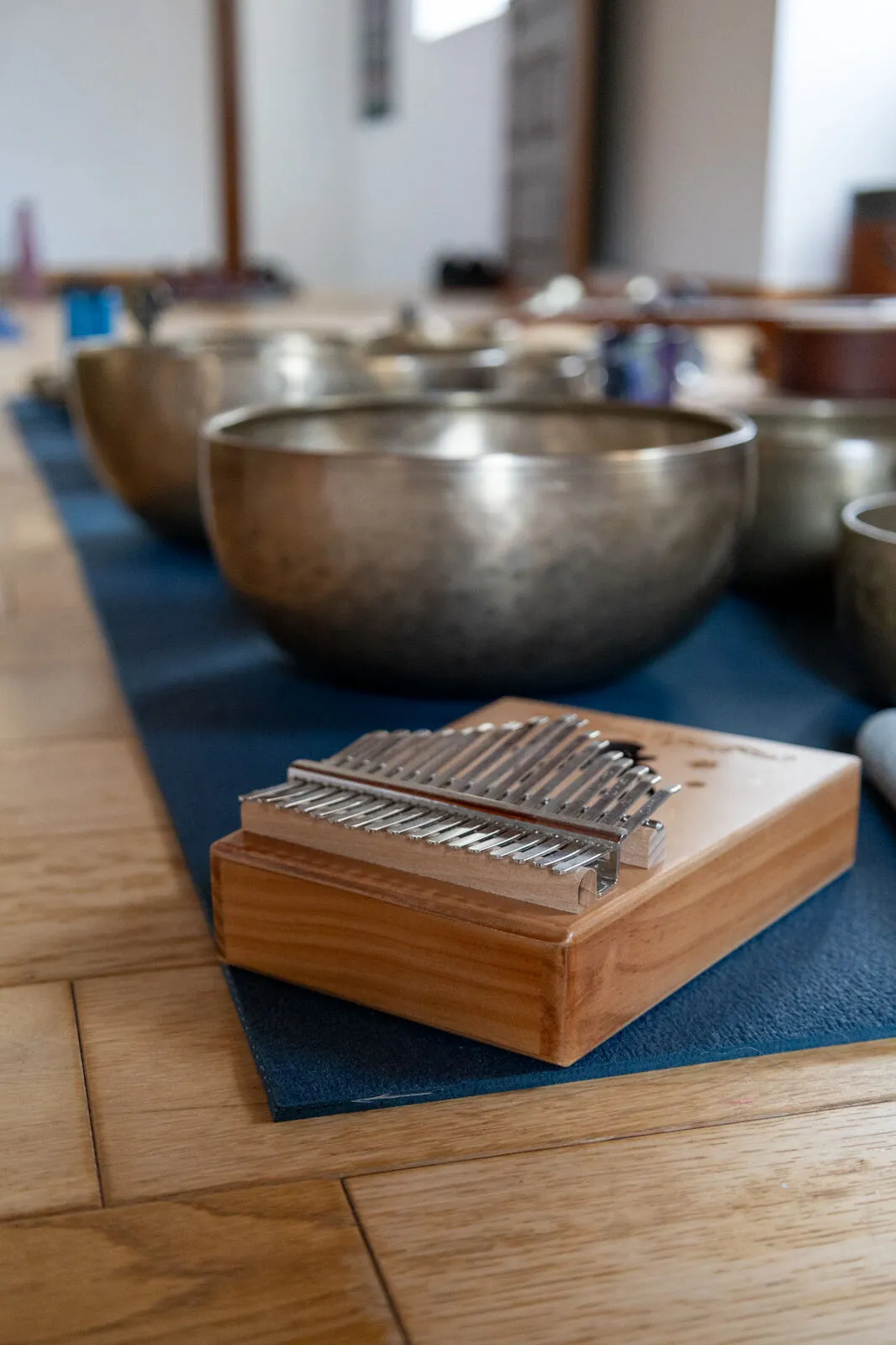 Cuencos y kalimba dispuestos para una sesión de sonido